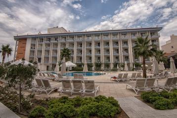 Хотел Ramada Hotel & Suites 5*