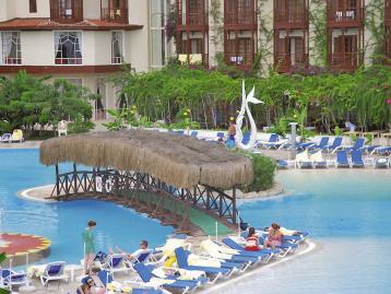Letoonia Golf Resort - басейн