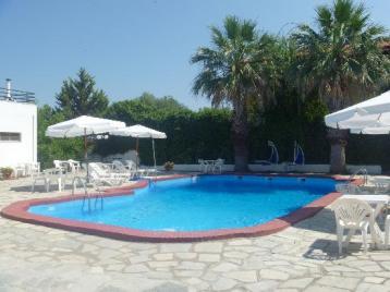 Хотел Theo Bungalows 3*, Басейн