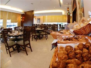 Хотел Auris First Central Apartments 4*, Дубай