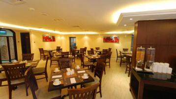 Хотел Auris First Central Apartments 4*, Дубай